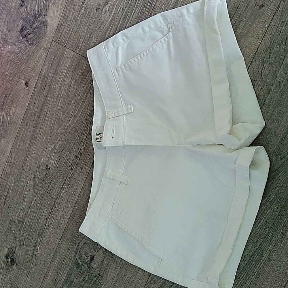 LIKE NEW TRUE CRAFT White shorts